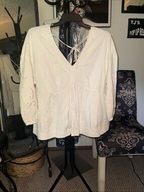 Time and Tru White V-Neck Embroidered Peasant Blouse